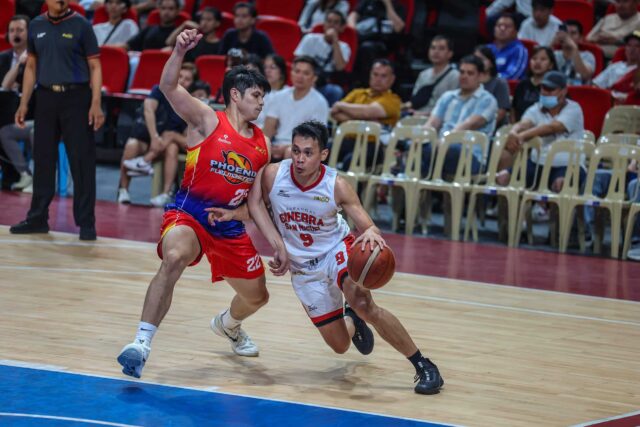 O Scottie Thompson, do Barangay Ginebra Gin Kings, durante a partida da PBA Philipin Cup contra o Phoenix Fuel Masters.