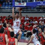 Japeth Aguilar jogou um Islã quando Barangay Ginebra Gin Kings venceu o Blackwater Bossing. -