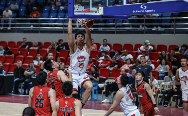 Japeth Aguilar jogou um Islã quando Barangay Ginebra Gin Kings venceu o Blackwater Bossing. -