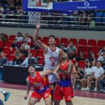 Japeth Aguilar salva a vitória do Blackwater Boss na PBA Philipin Cup no dia de Barangay Ginebra Gin Kings.