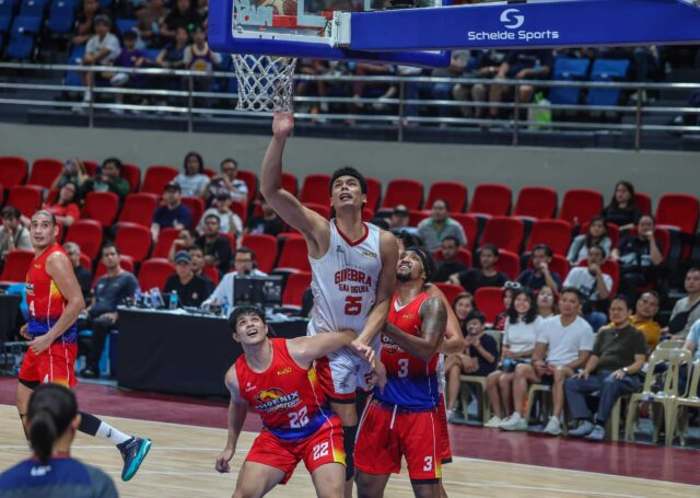 Japeth Aguilar salva a vitória do Blackwater Boss na PBA Philipin Cup no dia de Barangay Ginebra Gin Kings.
