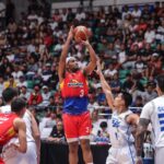 Jason Perkins, do Phoenix Fuel Masters, contra os defensores do TNT Tropang 5G durante um jogo da PBA Philippine Cup.