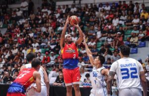 PBA: Jason Perkins assume a liderança com a Phoenix em sua última vitória Jason Perkins, do Phoenix Fuel Masters, contra os defensores do TNT Tropang 5G durante um jogo da PBA Philippine Cup.