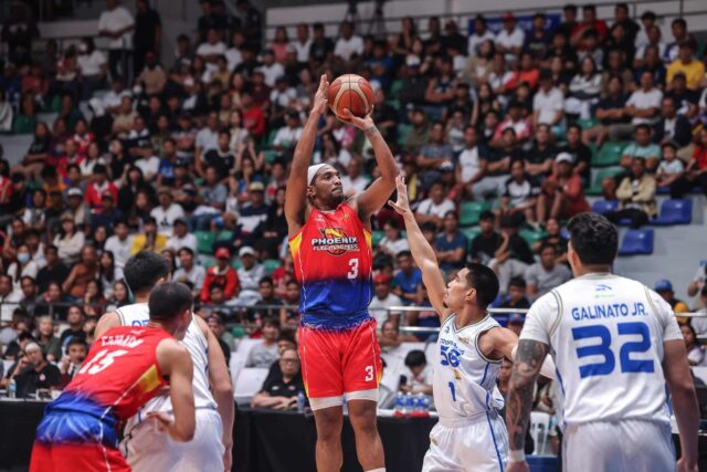 Jason Perkins, do Phoenix Fuel Masters, contra os defensores do TNT Tropang 5G durante um jogo da PBA Philippine Cup.