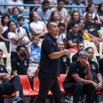 O treinador principal do Magnolia Hotshots, Chito Victolero, durante um jogo da PBA Philippine Cup contra o Terrafirma Dyip.