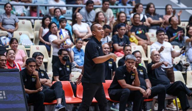 O treinador principal do Magnolia Hotshots, Chito Victolero, durante um jogo da PBA Philippine Cup contra o Terrafirma Dyip.