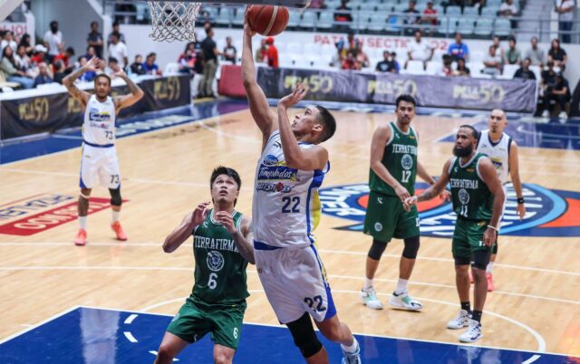 Zavier Lucero, da Magnolia Hotshots, durante um jogo da PBA Philippine Cup contra o Terrafirma Dyip