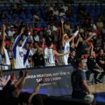 O Magnolia Hotshots celebra uma cesta de Paul Lee durante uma partida contra os Bolts Meralco na Copa das Filipinas do PBA.