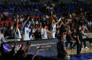 PBA: Magnolia venceu contra Meralco, o jogo tardio foi ofuscado por Scuffle O Magnolia Hotshots celebra uma cesta de Paul Lee durante uma partida contra os Bolts Meralco na Copa das Filipinas do PBA.