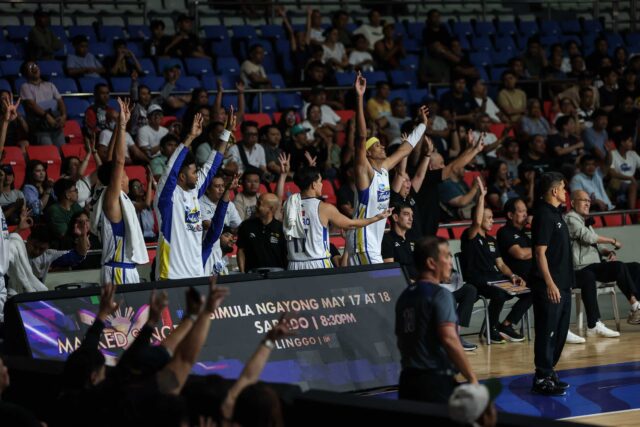 O Magnolia Hotshots celebra uma cesta de Paul Lee durante uma partida contra os Bolts Meralco na Copa das Filipinas do PBA.