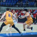Meralco Bolts na partida da PBA Filipin Cup contra o Llex Road Warriors.