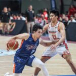O Bong Quinto de Meralco Bolts durante um jogo da PBA Philippine Cup contra o Northport Batang Pier.