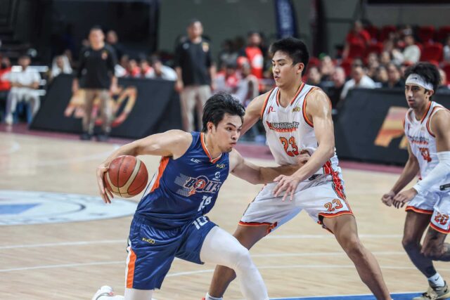 O Bong Quinto de Meralco Bolts durante um jogo da PBA Philippine Cup contra o Northport Batang Pier.