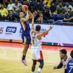 Meralco, Barangay Ginebra Gin Kings contra a partida da PBA Filipin Cup contra os Bolts Chris Newsome.