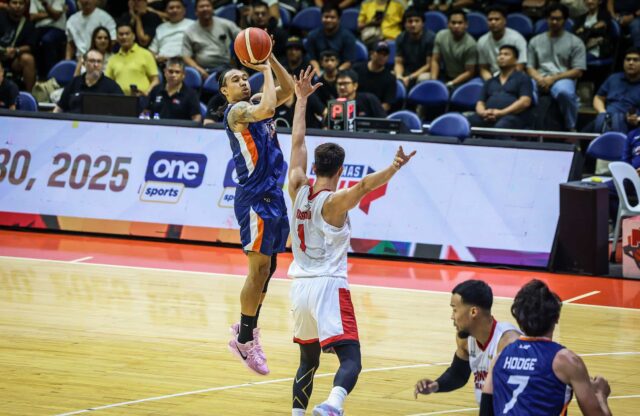 Meralco, Barangay Ginebra Gin Kings contra a partida da PBA Filipin Cup contra os Bolts Chris Newsome.