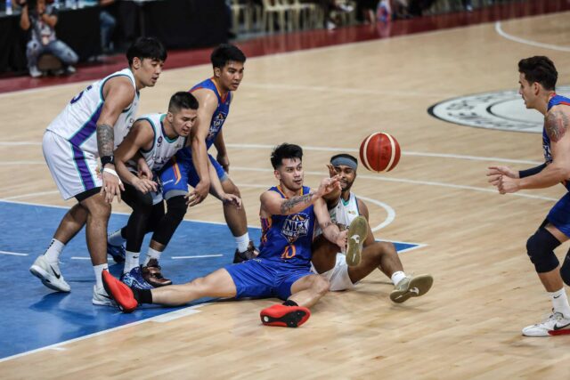 Uma partida da PBA Filipin Cup contra o Lex Road Warriors, Javee Mocon, converge fiberxers. - Imagens PBA