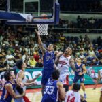 Meralco, Barangay Ginebra Gin Kings contra a partida da PBA Filipin Cup contra os Bolts Chris Newsome. - Imagens PBA