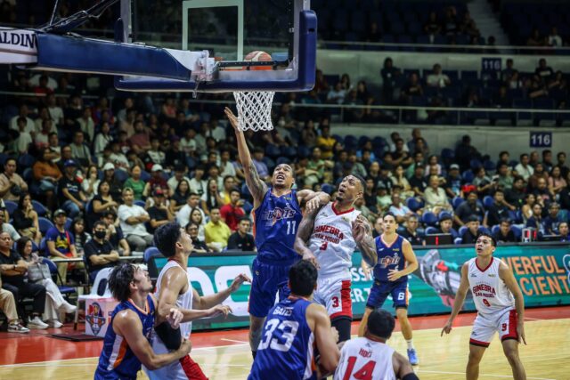 Meralco, Barangay Ginebra Gin Kings contra a partida da PBA Filipin Cup contra os Bolts Chris Newsome. - Imagens PBA