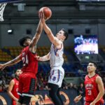 Robert Bolick, do Nlex Road Warriors, contra os defensores de Barangay Ginebra durante um jogo da PBA Philippine Cup