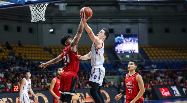Robert Bolick, do Nlex Road Warriors, contra os defensores de Barangay Ginebra durante um jogo da PBA Philippine Cup