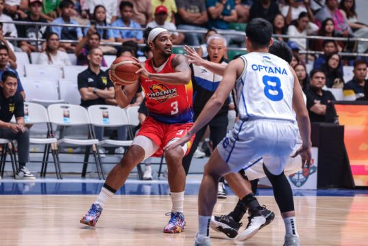 Jason Perkins, do Phoenix Fuel Masters, contra os defensores do TNT Tropang 5G durante um jogo da PBA Philippine Cup.