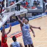 Poy Erram Agaisnt Rain ou Elastopainters de Blerhwerner durante o jogo PBA Filipin Cup da TNT Tropang Giga.