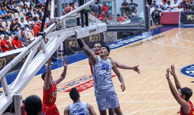 Poy Erram Agaisnt Rain ou Elastopainters de Blerhwerner durante o jogo PBA Filipin Cup da TNT Tropang Giga.