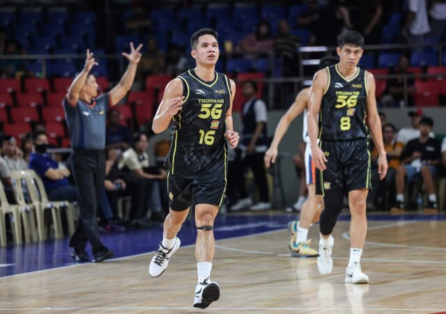 O RR Pogoy, da TNT Tropang Giga, durante um jogo da PBA Filippine Cup contra Meralco Bolts.