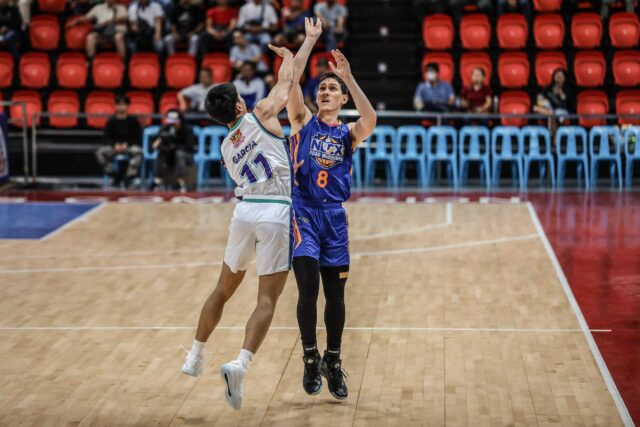 Robert Bolick, do Lex Road Warriors, está em ação durante um jogo da PBA Filippine Cup contra o Converge Fiberxers.