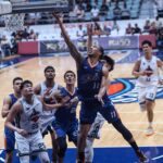 Chris Newsome, de Meralco Bolts, durante uma partida da PBA Philippine Cup contra o Blackwater Bossing