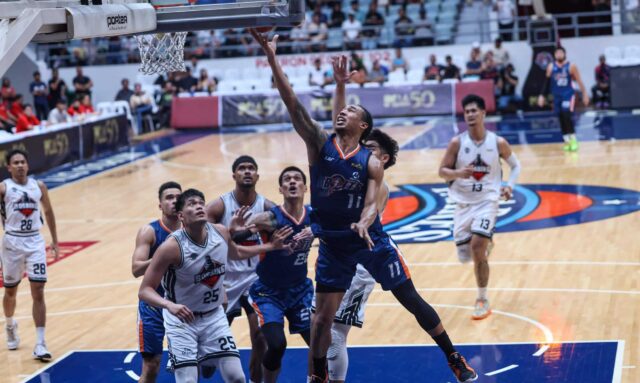 Chris Newsome, de Meralco Bolts, durante uma partida da PBA Philippine Cup contra o Blackwater Bossing