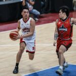 Barangay Ginebra Gin Kings Guarda Scottie Thompson contra a partida da Copa Blackwater Bossing PBA Filipin.
