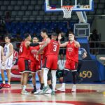Barangay Ginebra Gin Kings se amontoou depois de uma peça em um jogo da PBA Philippine Cup contra o Nlex Road Warriors.