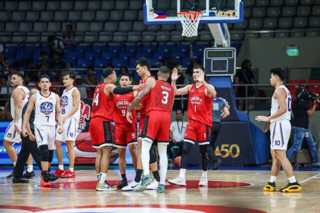 Barangay Ginebra Gin Kings se amontoou depois de uma peça em um jogo da PBA Philippine Cup contra o Nlex Road Warriors.