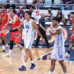Um jogo da Copa das Filipinas do PBA Agaisnt Rain ou Shine Elastopainter durante o Poy Erram e o TNT Tropang Giga.
