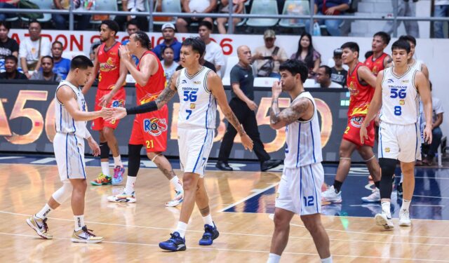 Um jogo da Copa das Filipinas do PBA Agaisnt Rain ou Shine Elastopainter durante o Poy Erram e o TNT Tropang Giga.