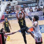 O Calvin Oftana, do TNT Tropang 5G, durante um jogo da PBA Filippine Cup contra o San Miguel Beermen.