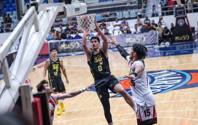 O Calvin Oftana, do TNT Tropang 5G, durante um jogo da PBA Filippine Cup contra o San Miguel Beermen.