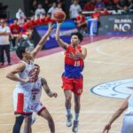 O Tyler Tio de Phoenix Fuel Masters durante a partida da PBA Philipin Cup contra o Barangay Ginebra Gin Kings.