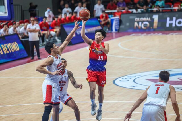 O Tyler Tio de Phoenix Fuel Masters durante a partida da PBA Philipin Cup contra o Barangay Ginebra Gin Kings.