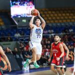 Xyrus Torres, do Nlex Road Warriors, durante o jogo da PBA Filippine Cup contra o Barangay Ginebra Gin Kings.