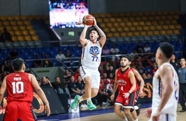 Xyrus Torres, do Nlex Road Warriors, durante o jogo da PBA Filippine Cup contra o Barangay Ginebra Gin Kings.