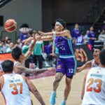 Combine o Alec Stockton, da Fiberxers, durante uma partida da PBA Filipin Cup contra o Northport Batang Pier.