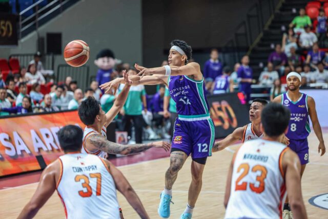 Combine o Alec Stockton, da Fiberxers, durante uma partida da PBA Filipin Cup contra o Northport Batang Pier.