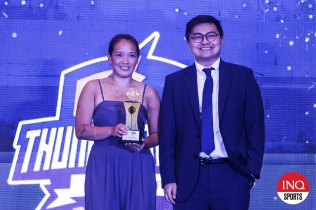 A Alyssa Eroa, o mais novo recrutamento de Zus Coffee Thunderbelles, recebeu o prêmio de retorno do Return Player durante o PVL Press Corps Awards Night.