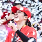 Brooke van Sickle celebra o campeonato da Conferência PVR Gazz Angels PVL depois da linha Cream Line Cool Smashers até o trono