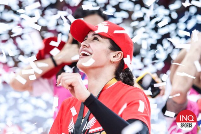 PVL: Brooke Van Sickle faz história como MVP para a Brooke van Sickle celebra o campeonato da Conferência PVR Gazz Angels PVL depois da linha Cream Line Cool Smashers até o trono