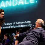 Para capturar o tema extravagante de Schoenberg em Hollywood, uma ópera é necessária
