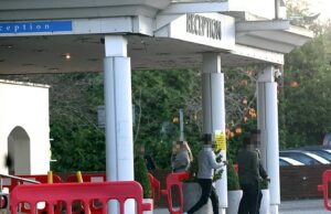 Para indicar Migrantes em um hotel em Cheshire no início deste ano, enquanto imobiliários pagos pelo escritório em casa através de contratos com fornecedores privados que agora foram revisados pelo Escritório Nacional de Auditoria