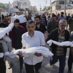 Pelo menos 82 mortos em ataques israelenses em Gaza porque a ajuda crítica não atingirá os palestinos